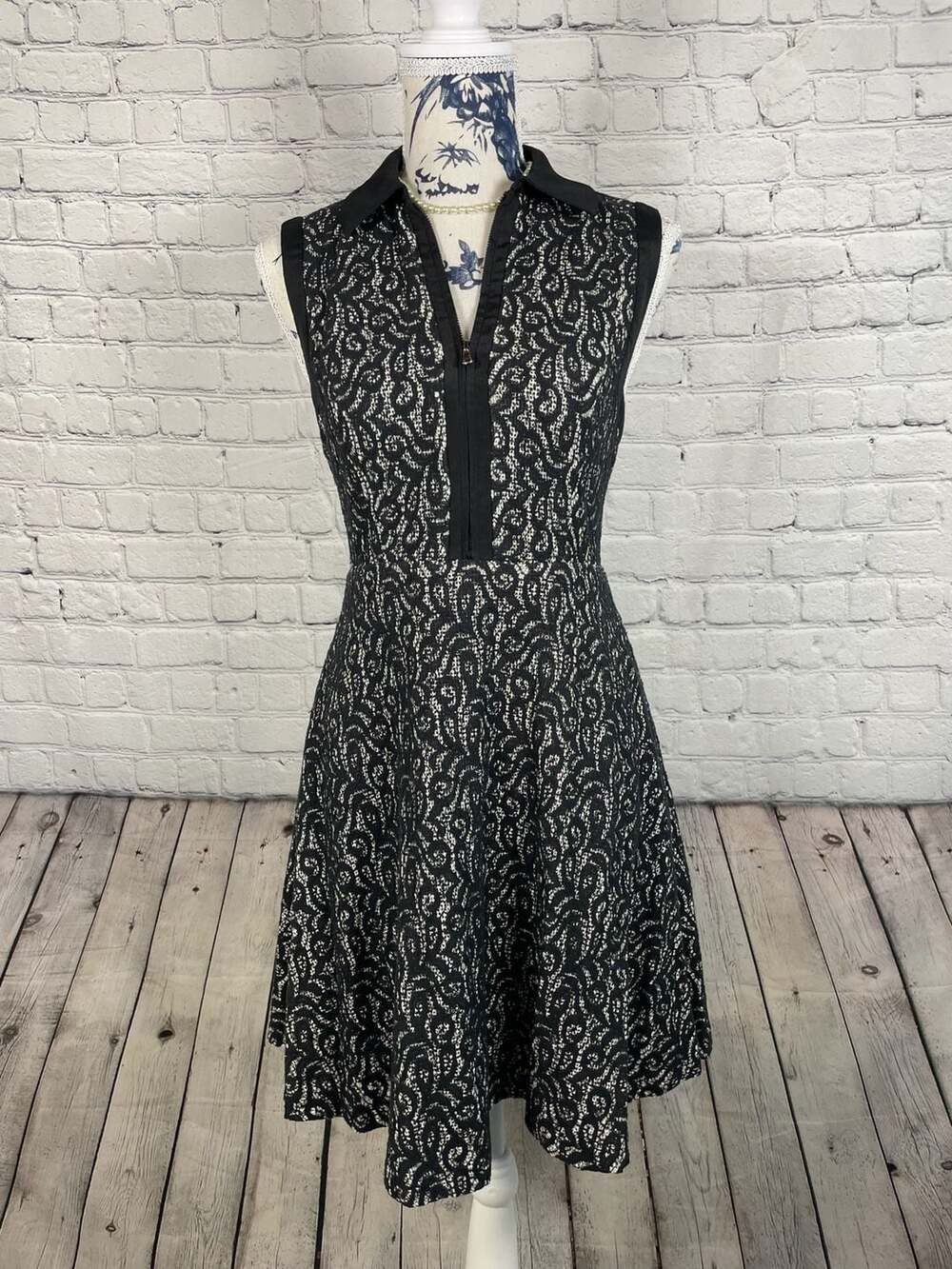 Betsey Johnson Black and White Lace Sleeveless Collared Zip Front Dress Size 2